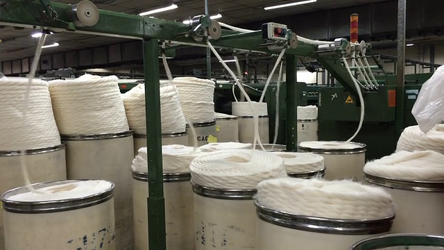 纺织厂-纺纱，纱线生产视频素材
