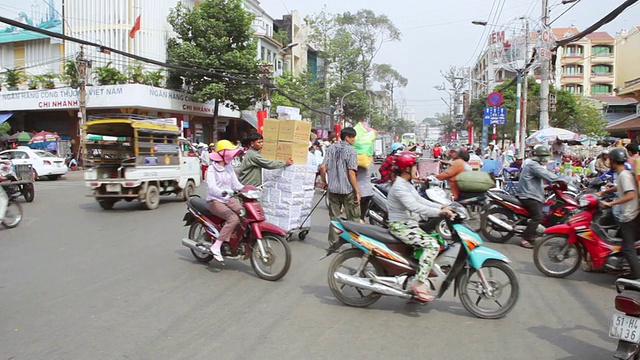 越南河内市的街道交通拥挤视频素材