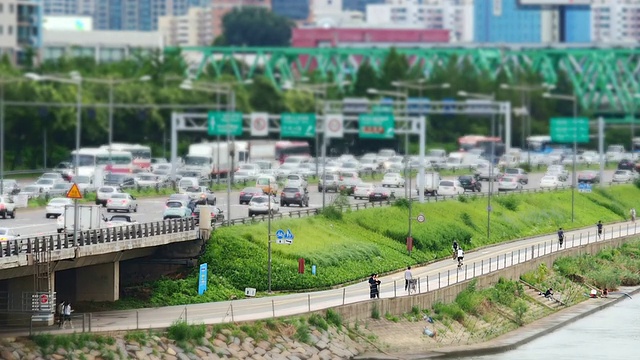 韩国首尔奥林匹克广场的交通和人群视频素材
