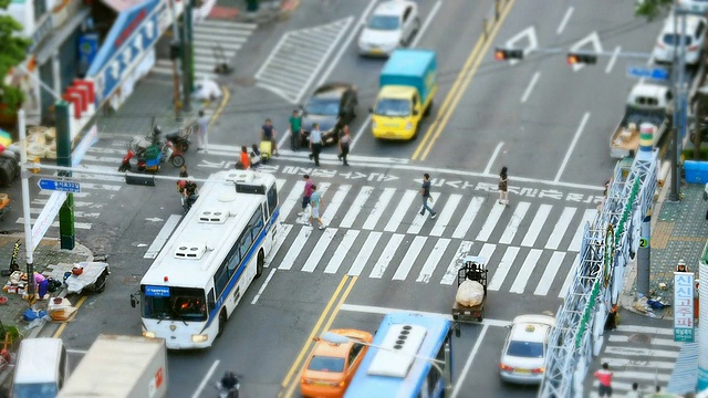 在韩国首尔，人们在人行横道上过马路，汽车在光江市场周围行驶视频素材