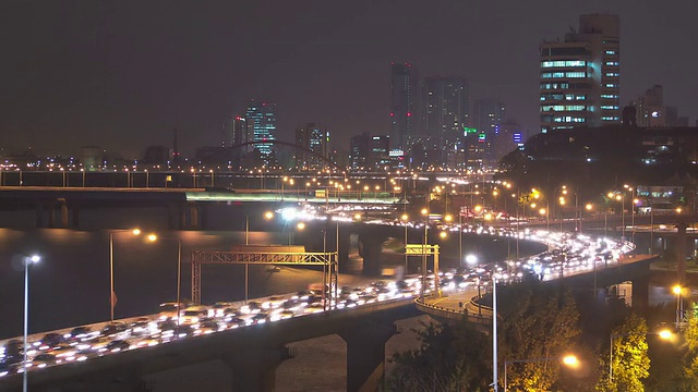 韩国首尔江边高速公路高峰时段交通拥挤的景象视频素材