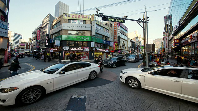 韩国庆尚南道，Seomyeon(釜山著名的地方)/釜山，行人和车辆的十字路口视频素材