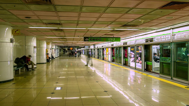 韩国釜山，地铁站等地铁的乘客视频下载