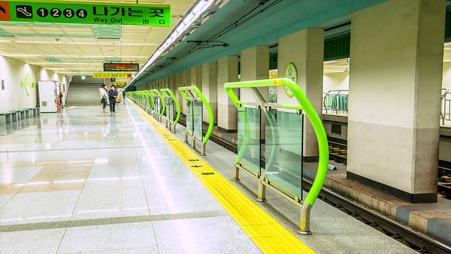 韩国釜山地铁站候车乘客合影视频下载