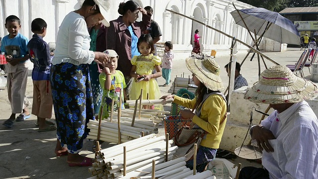 缅甸掸邦尼扬瑞庙会市场的MS视图视频下载