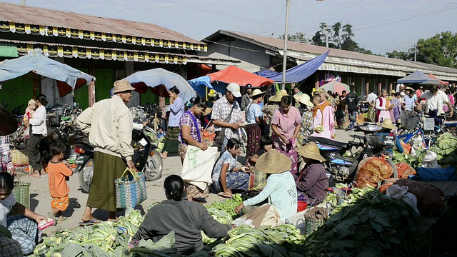 缅甸掸邦年瑞，人们在当地市场购买食物和蔬菜视频素材