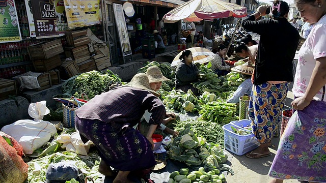女士在当地市场买菜的图片/缅甸掸邦年瑞视频下载