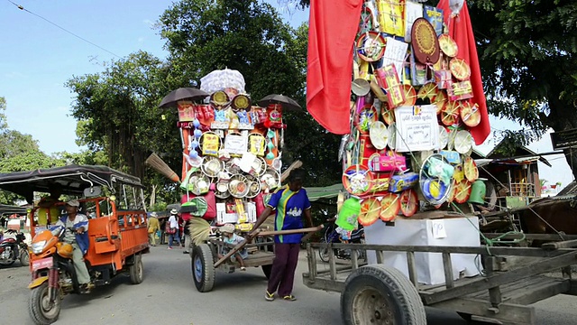 缅甸掸邦因莱湖年瑞庙会上，僧侣们在车上接受捐赠视频下载