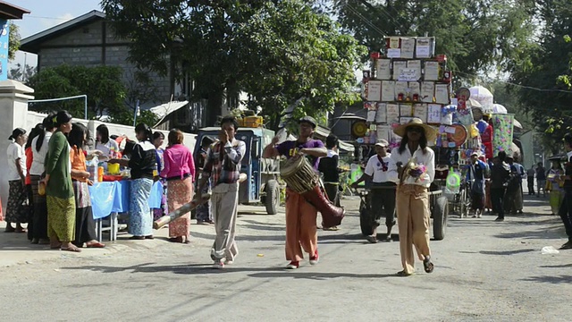 缅甸掸邦因莱湖尼翁瑞庙会上，音乐家和僧侣们在车上的游行和捐赠视频下载