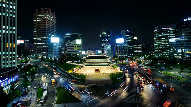 WS T/L在韩国首尔的晚上，看到有摩天大楼和道路上的交通视频素材