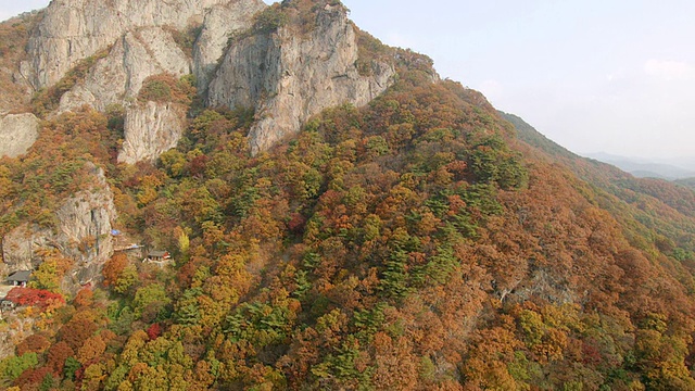 MS AERIAL TU用秋天的颜色拍摄Naejangsan山/ Jeongeup，全拉浦，韩国视频下载