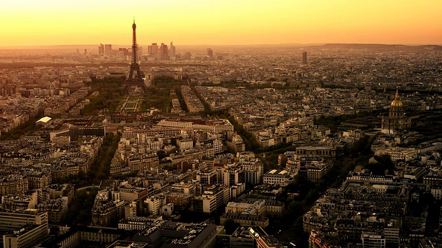 慢慢缩小日落到夜晚的巴黎时光视频素材