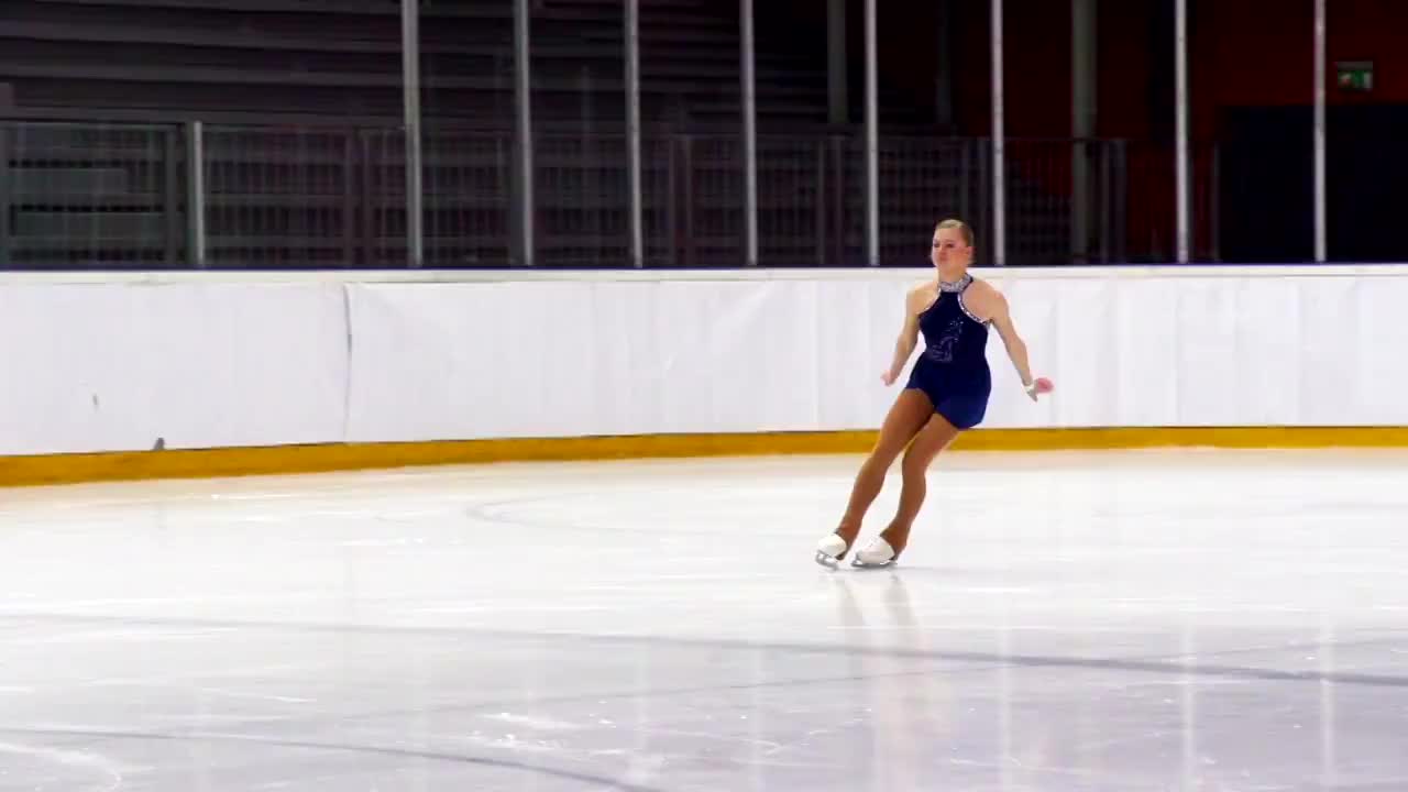HD:年轻女子滑冰的超级慢动作镜头视频下载