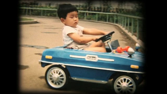 60年代的8毫米镜头——男孩在玩玩具车视频素材