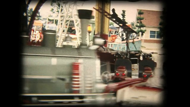 60年代的8毫米镜头，一个小男孩在游乐场骑旋转木马。视频素材