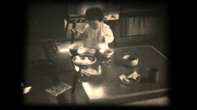 60年代的8毫米镜头，小男孩用勺子吃东西视频素材