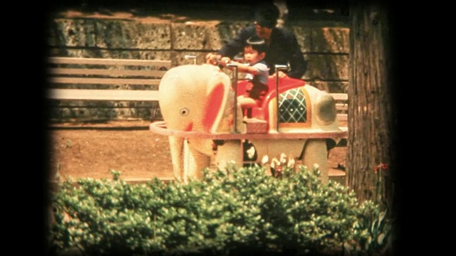 60年代的8毫米镜头-男孩骑在大象上视频素材