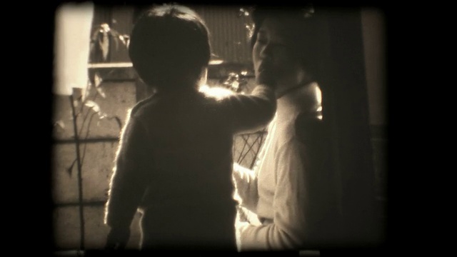 60年代的8毫米镜头——男孩和母亲玩耍视频素材