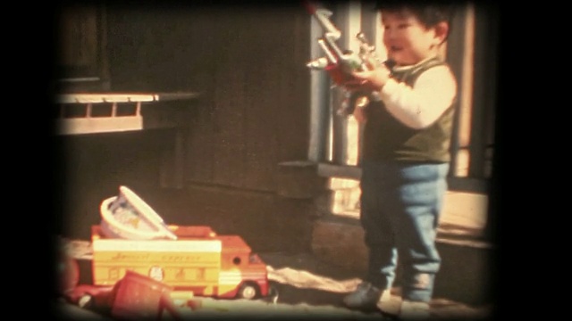 60年代的8毫米镜头——男孩在玩玩具枪视频素材