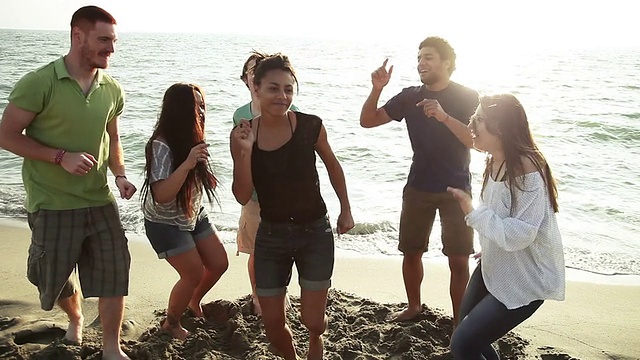 一群朋友在海滩上跳舞视频素材