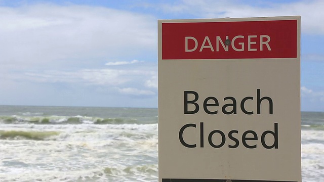澳大利亚危险海滩关闭标志视频素材