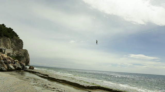 运动员穿越高空的海岸线视频素材