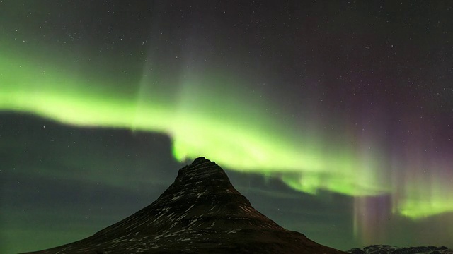 冰岛上空的极光风暴视频素材