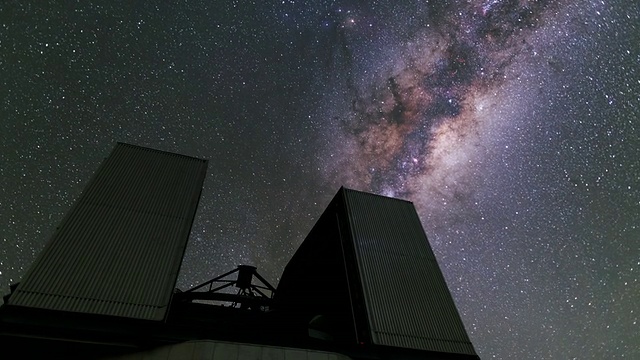 银河系和运行中的甚大望远镜视频素材