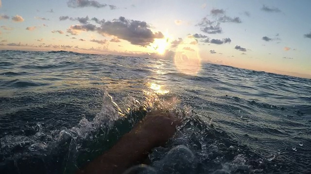 一名男子在公海上自由泳。视频下载