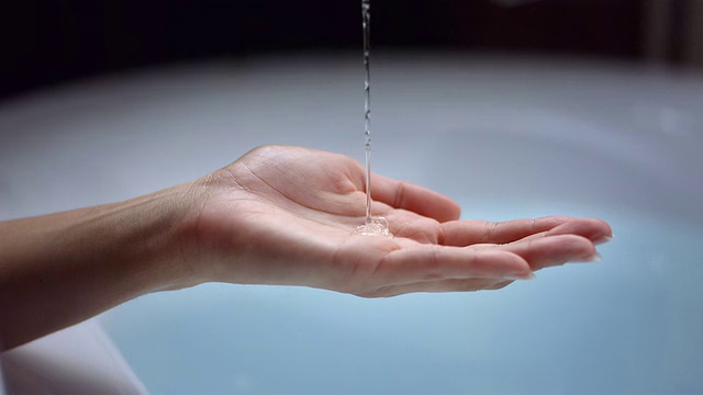 HD超级慢动作:女人手上的洗手液视频下载