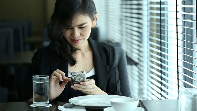 在咖啡馆喝咖啡的女人视频素材