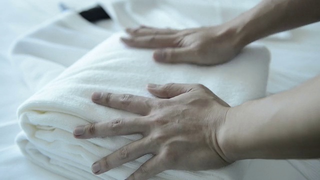 把干净的毛巾铺在床上视频素材