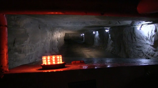 穿越矿山隧道视频下载
