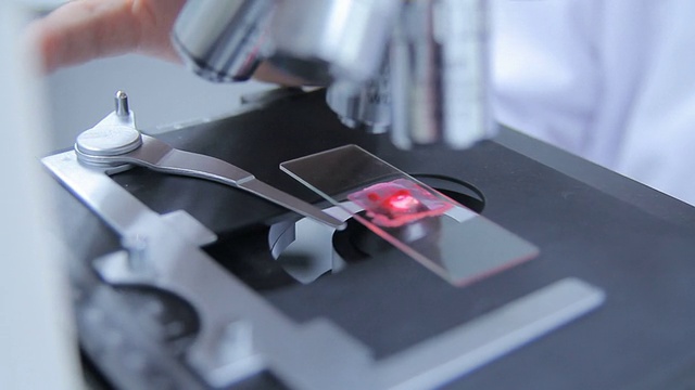 科学家使用显微镜视频素材