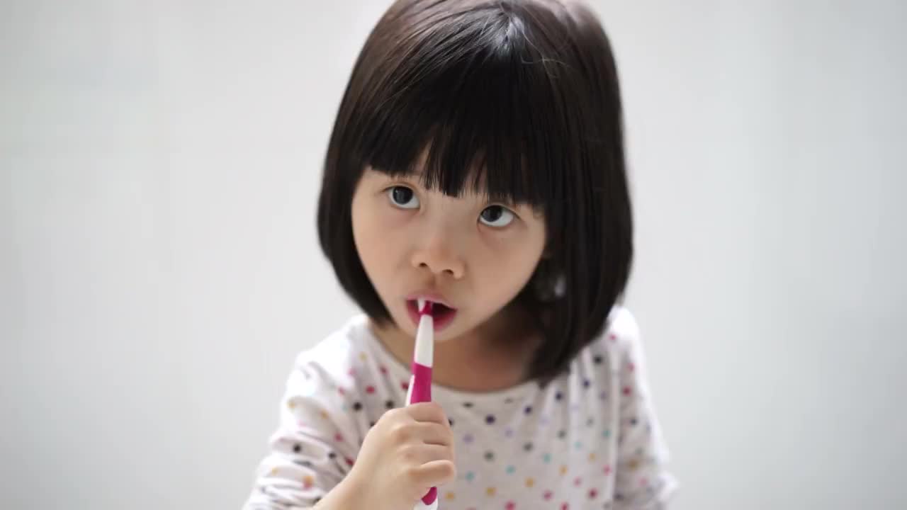 亚洲女孩喜欢她的刷牙程序视频下载