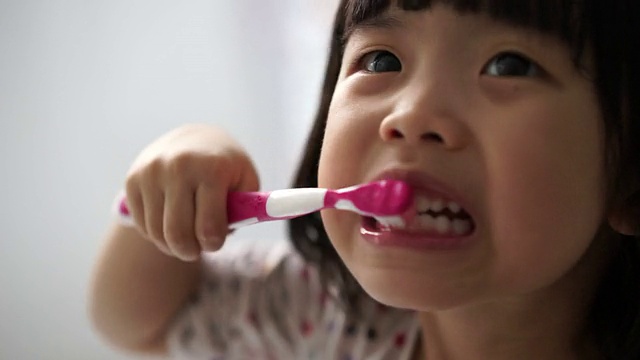 亚洲女孩喜欢她的刷牙程序视频下载