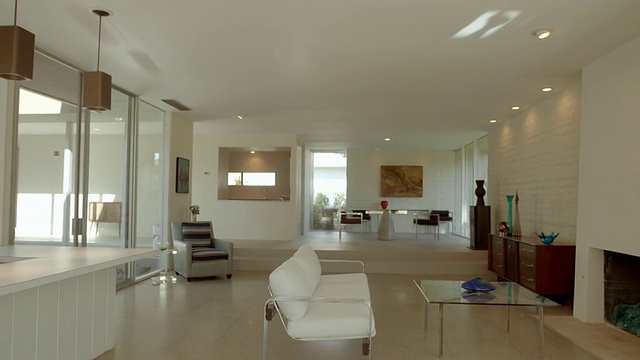 WS跟踪科迪设计的中世纪现代客厅与水磨石地板和壁炉视频下载
