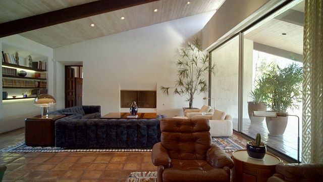 科迪设计的房子采用了粘土地砖、落地玻璃窗和大教堂天花板视频素材