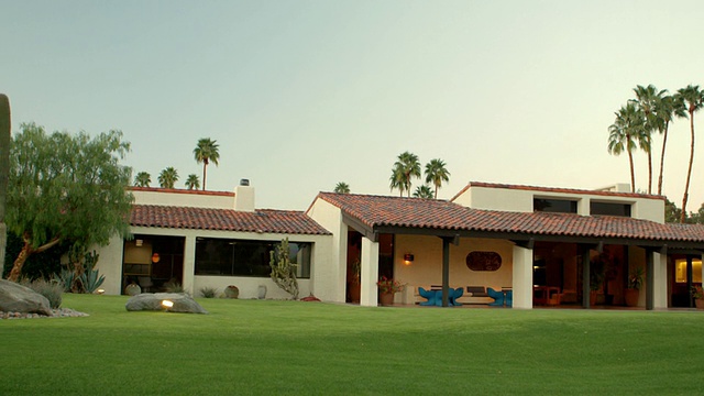 PAN穿过花园，在乡村俱乐部的大宅第一侧，露台上覆盖着红粘土瓦的屋顶悬挑视频下载