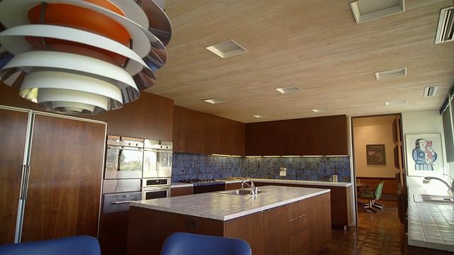 从1971年的DS到中世纪的乡村俱乐部的现代厨房，有太空时代的厨房灯，白色瓷砖台面，木制橱柜和嵌入式家具视频下载