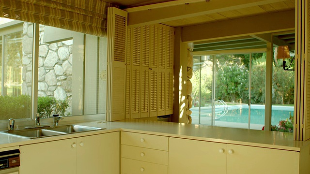 DS横跨中世纪现代厨房，原始橱柜和台面和百叶双折叠百叶窗视频素材