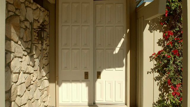 POV DS朝向中世纪现代住宅的大型镶板入口门，其中一扇门打开视频下载