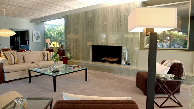 建于1955年的中世纪现代客厅中环绕着绿色花岗岩的TS壁炉视频素材