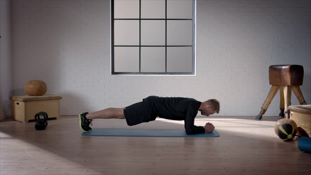 男人在健身房做运动(平板支撑)视频下载