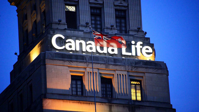 加拿大生活大楼在夜晚和安大略国旗挥舞视频下载