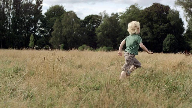 潘思龙女士拍摄的男孩在草地上玩耍视频素材