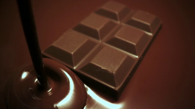 将液态巧克力倒在巧克力棒上视频下载