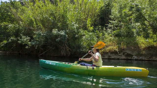 MS TS年轻的女人和男人在加登河上划独木舟，法国普罗旺斯视频下载