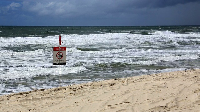 澳大利亚危险海滩关闭标志视频素材