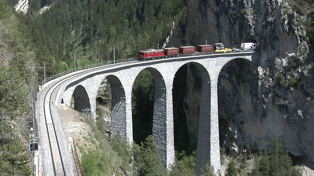 Landwasser高架桥上的货运列车视频素材